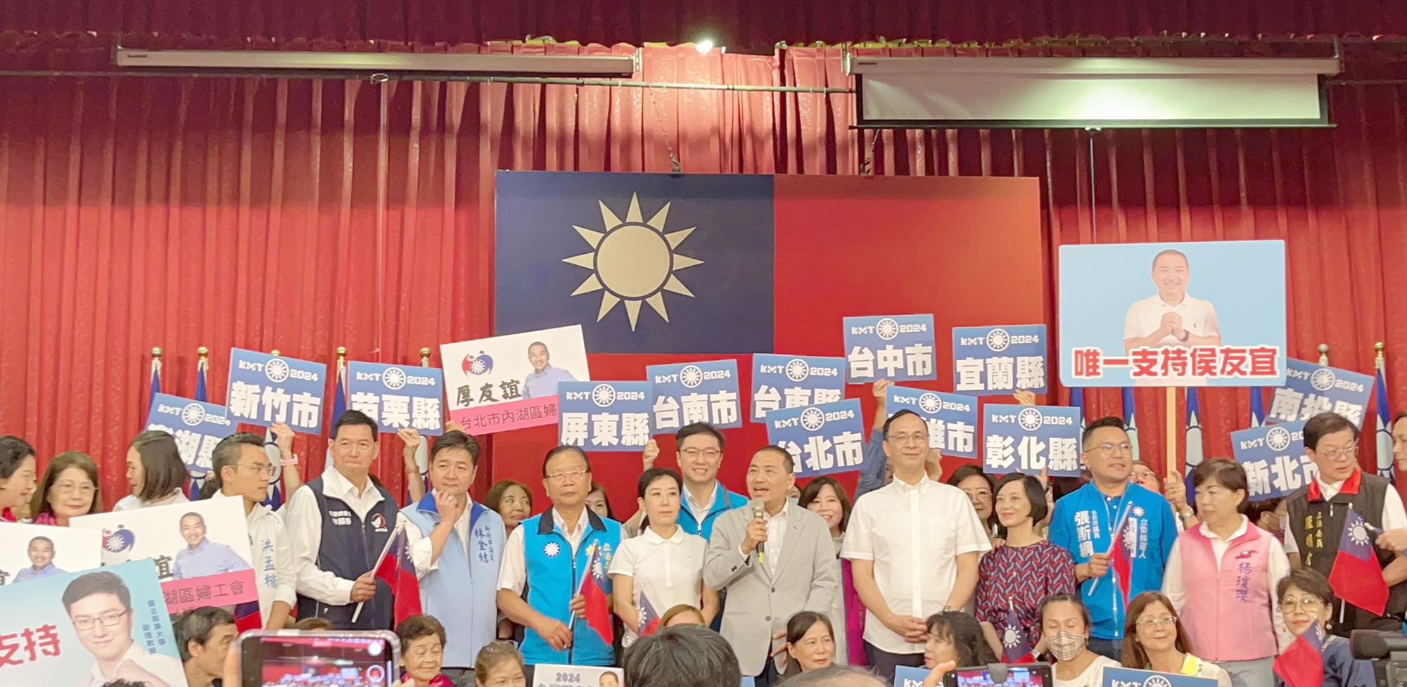 ▲「全國婦女、新住民團體挺侯大會」，侯友宜：要翻轉台灣。（圖／翻攝自輕舟）
