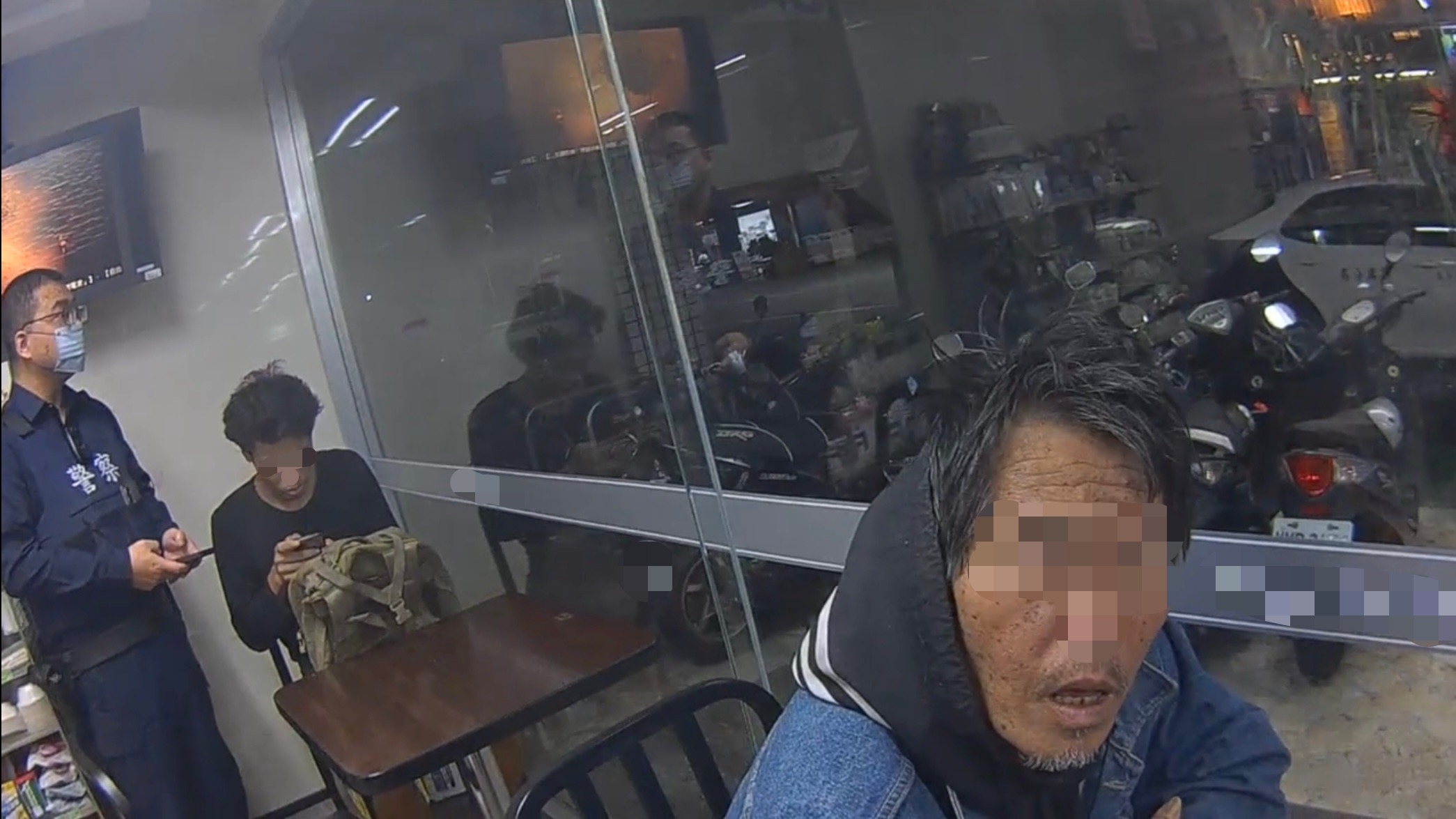 2名通緝犯超商休憩 遭店員關切報案 警依法逮捕送辦