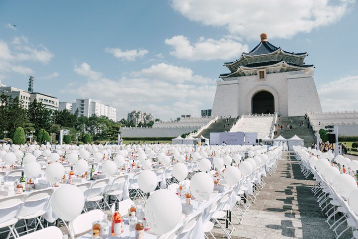 2023年是台北國際白色野餐活動取得授權的第九年,地點特別選在國際地標「國立中正紀念堂」民主大道上展開一連串活動。 圖:璐露野/提供