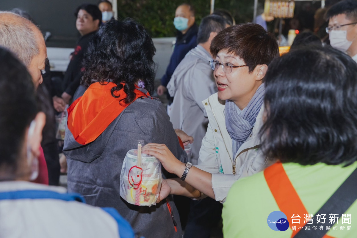 「志潔開講」問政說明會在人聲鼎沸的青草湖夜市舉辦