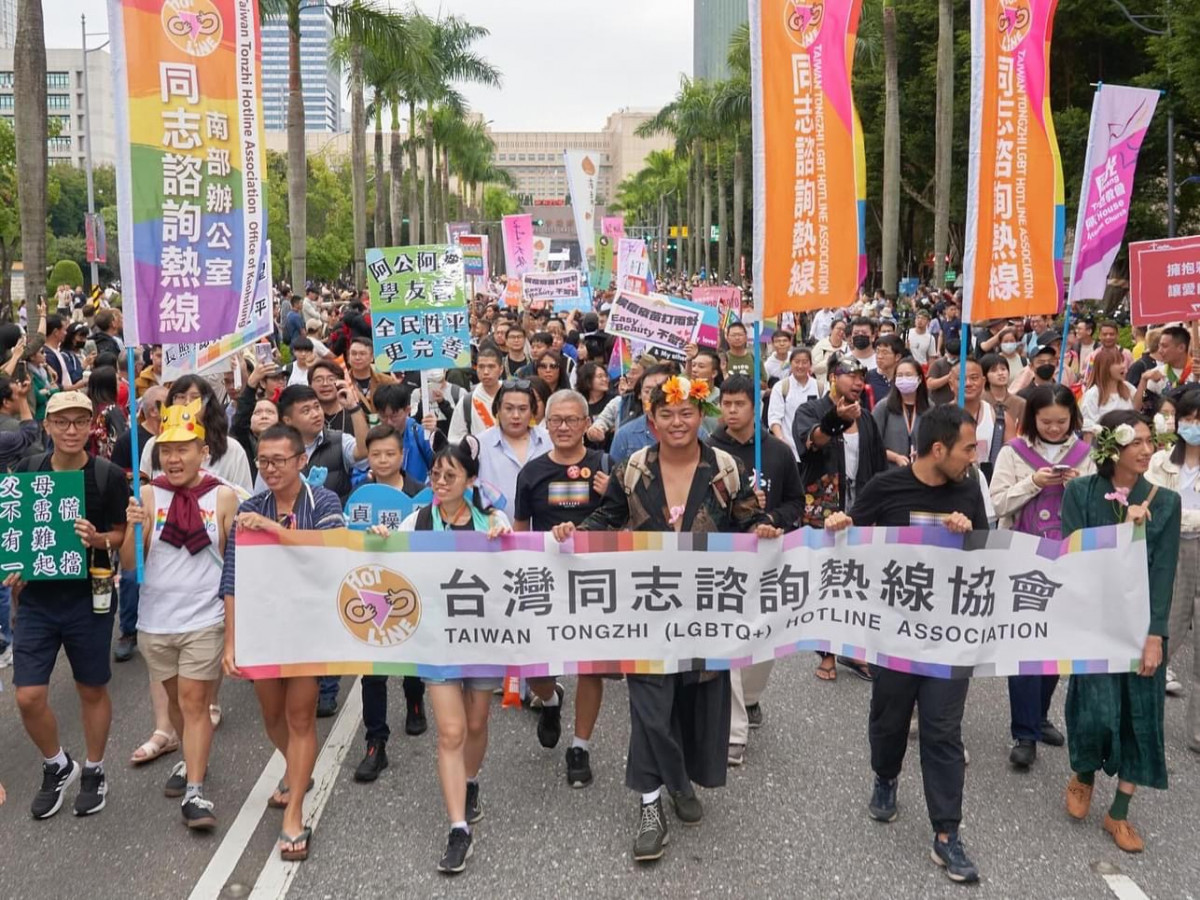 支持群眾親上街頭參與同志大遊行挺多元平權。