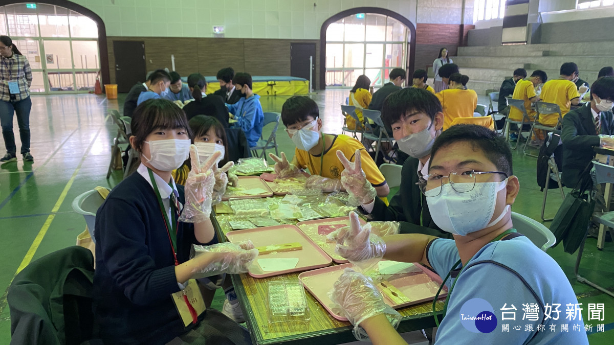 小腳行鹿港校際交流,日本學生體驗「鳳眼糕」製作。圖/彰化縣政府提供
