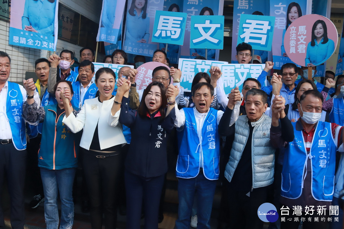 許縣長何議長多位議員與烏溪線鄉鎮長都陪同馬文君登記參選立委。（記者扶小萍攝）