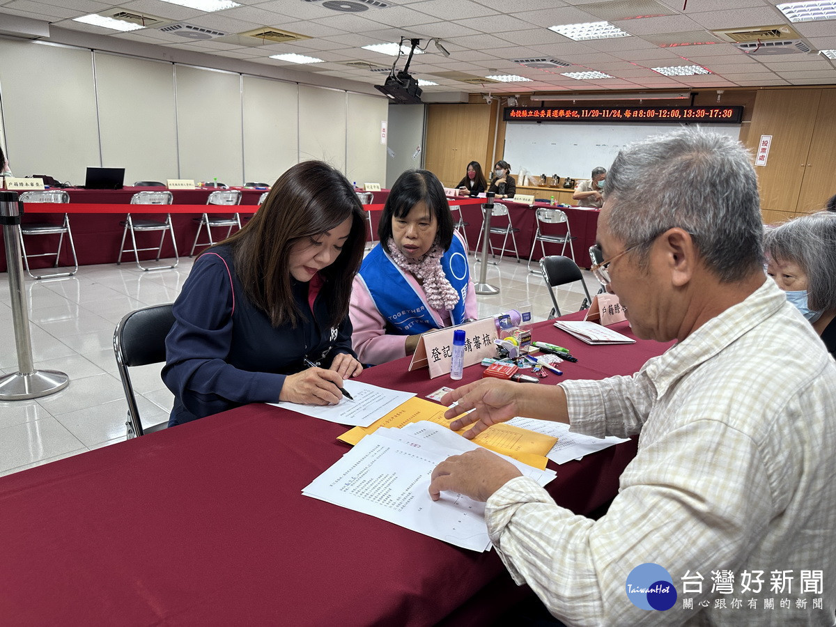 馬文君登記參選南投縣第一選區立委。(記者扶小萍攝)