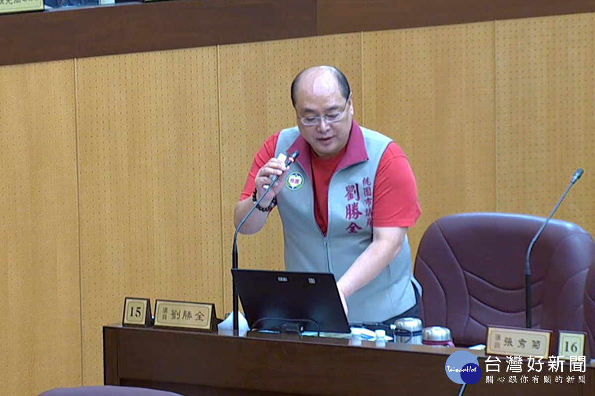 關心地方建設發展,桃園市議員議員劉勝全於議事堂上進行質詢。