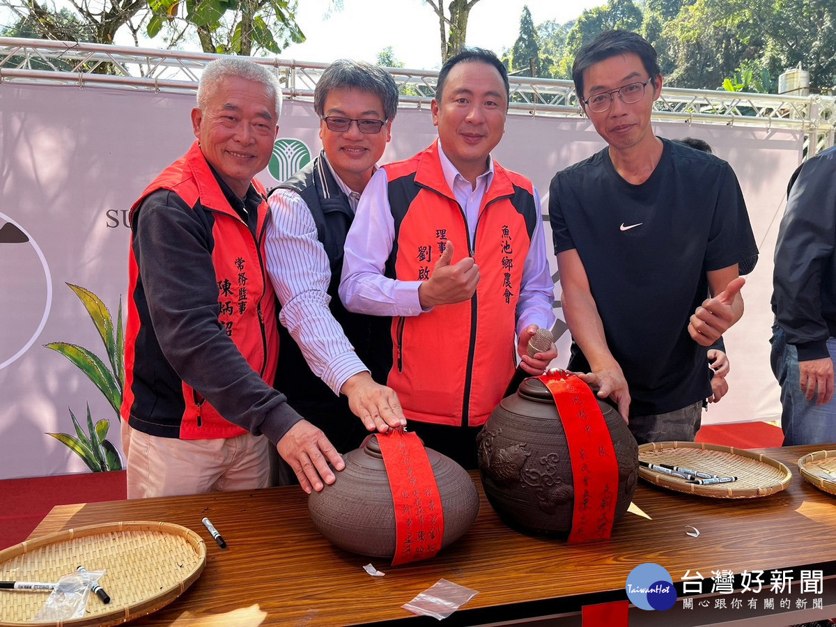 由理事長劉啟行(左3)等人進行封茶。