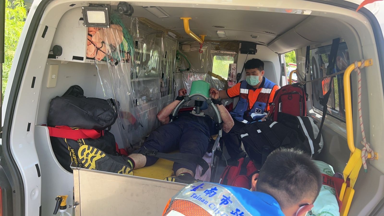 救護員將曹瑞傑送醫急救。資料照片