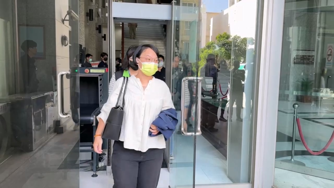 涂明誠的二姊帶著弟弟的制服聆聽判決。辛啓松攝