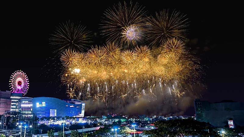 亞灣跨年花火將施放最大8吋、超過7千發的高空花火(模擬圖)。圖/高雄市政府