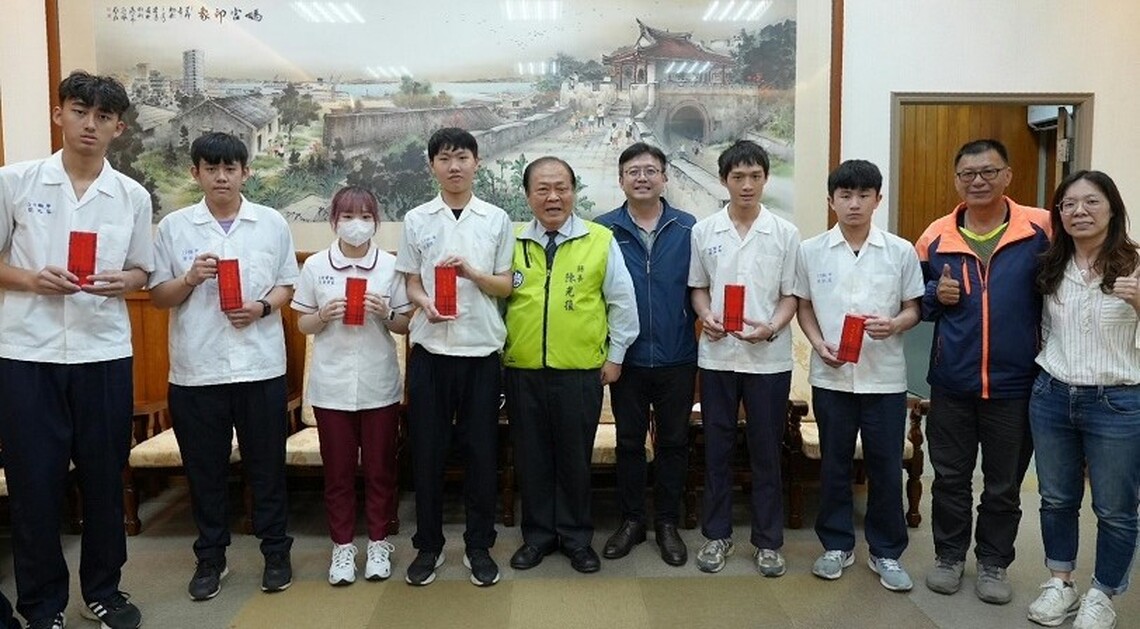 澎湖海事學生於全國技藝競賽中取得卓越成績  獲陳光復頒獎