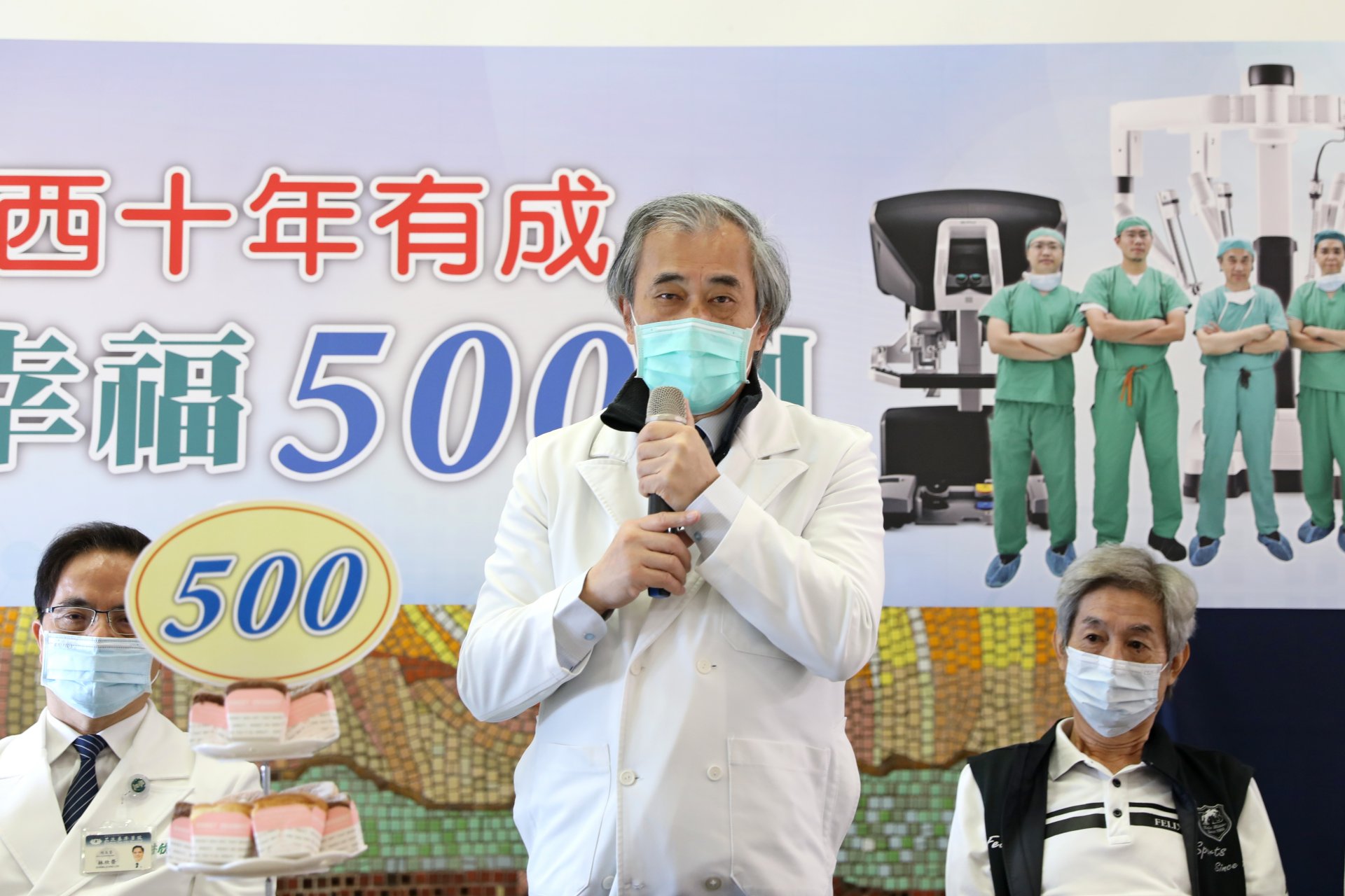 郭漢崇教授感嘆自己也是達文西微創手術受益者,他在三年前被診斷出攝護腺癌,手術隔天即可如常巡房探視病人。