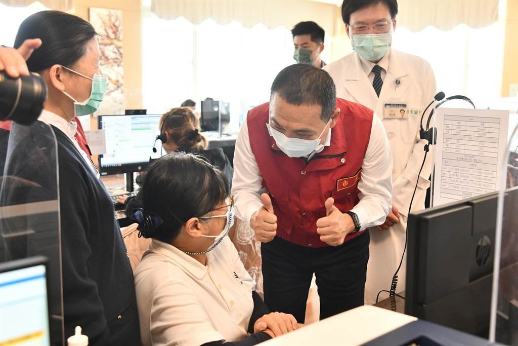 新北市長侯友宜,感恩台北慈濟醫院醫療團隊及居家照護中心扛起疫情期間的收治量能,右一為趙有誠院長。新北市政府提供