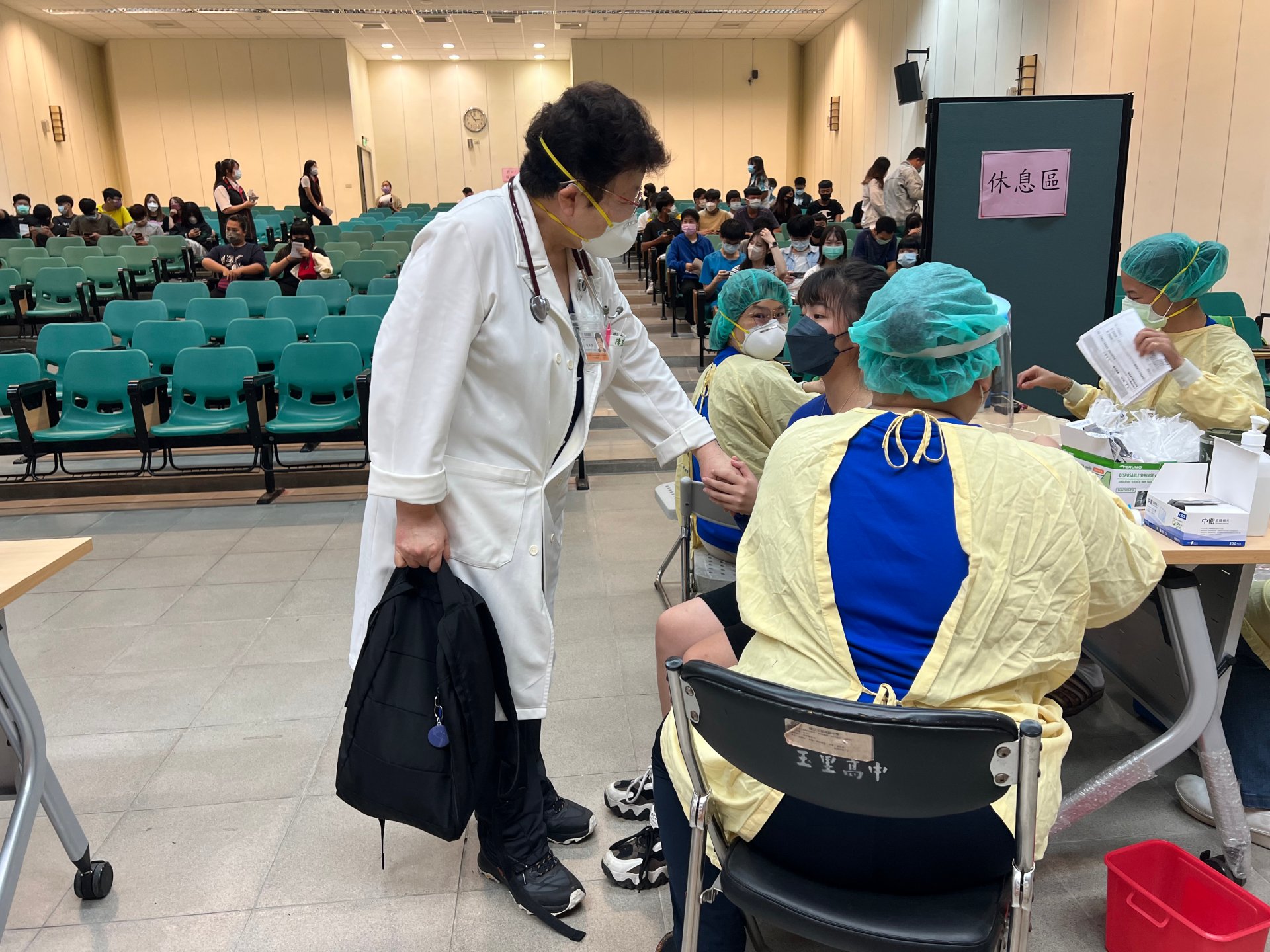 玉里慈濟醫院醫護團隊,至玉里國中為學生施打新冠肺炎疫苗。左一為陳岩碧院長。玉里慈濟醫院提供