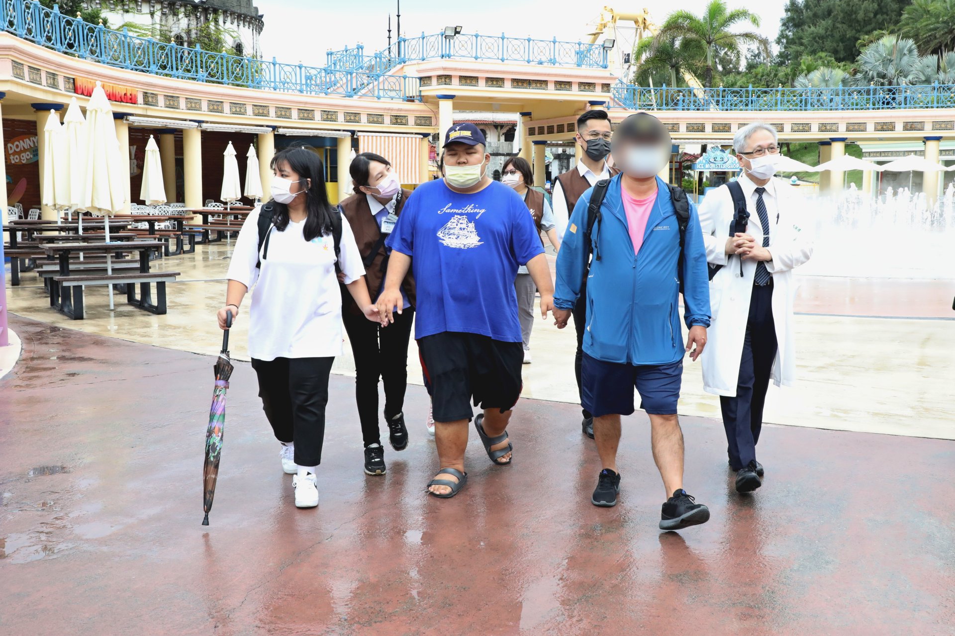 花蓮慈濟醫院「心蓮旅行社」協助入住安寧病房的罕見疾病少年,完成遊玩海洋公園的心願。花蓮慈濟醫院提供