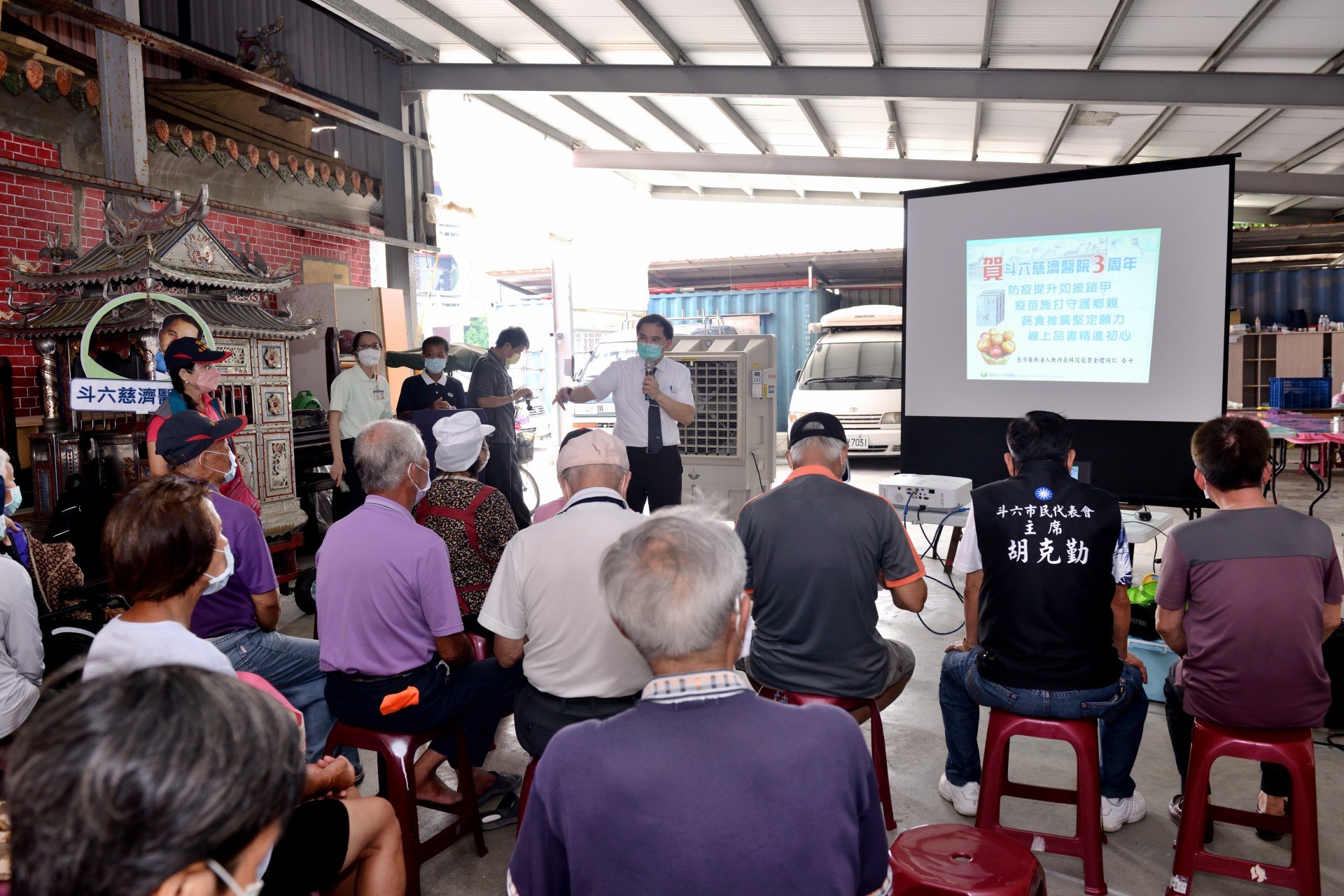 斗六慈濟醫院在斗六市保清宮舉辦「健康愛灑社區行」衛教講座,簡瑞騰院長分享「勇筋顧骨 樂齡人生」。斗六慈濟醫院提供