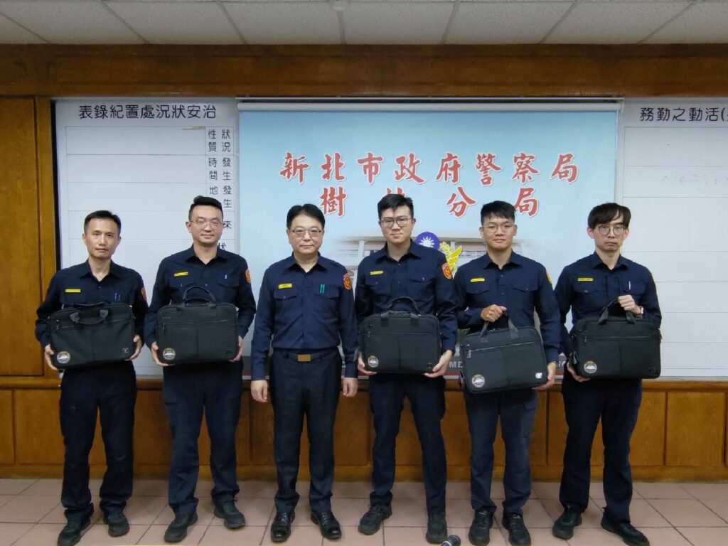 局長廖訓誠為使新任派出所所長儘速了解當前警政重點工作,特地為5位新任所長訂製「所長公事包」,樹林警分局長趙家輝於親自頒贈所長公事包予所屬派出所所長