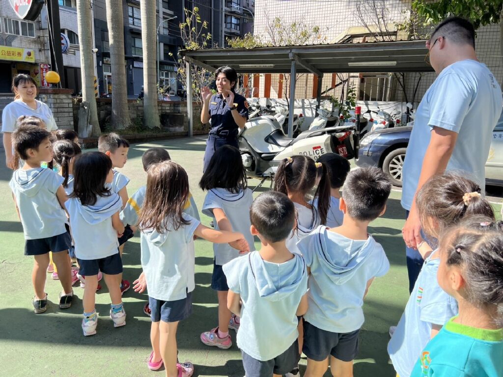 樹林區一間幼兒園讓學童到新北市政府警察局樹林分局山佳派出所進行校外參訪活動