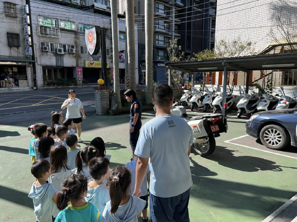 樹林區一間幼兒園讓學童到新北市政府警察局樹林分局山佳派出所進行校外參訪活動
