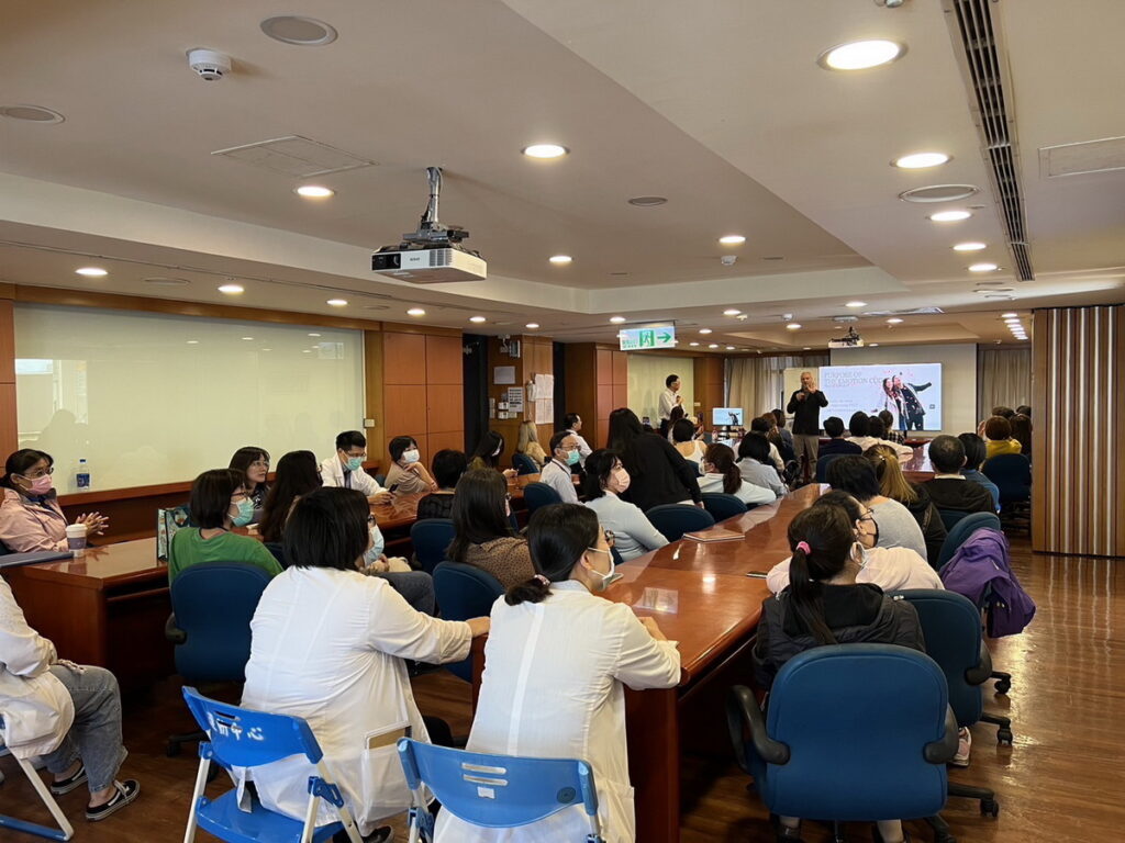 .尼爾森醫師22日受邀到屏東基督教醫院出席研討會,揭開身心靈平衡的情緒密碼,吸引許多醫護人員前來聆聽。