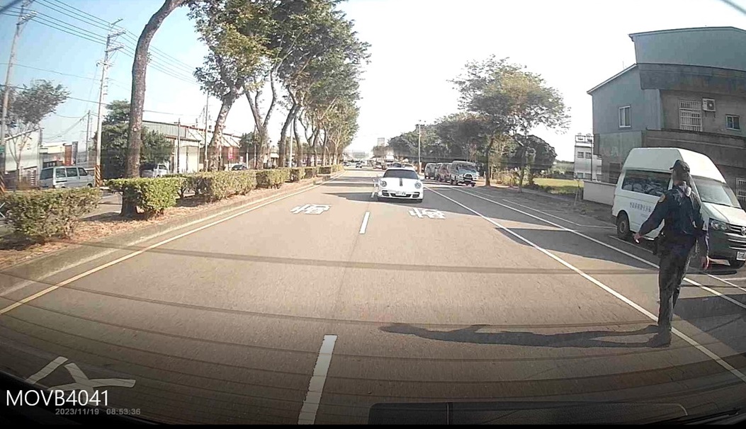 ▲圖說:保時捷停快車道中央,員警向前察看赫然發現女駕駛睡著了 (圖/台中市政府提供)