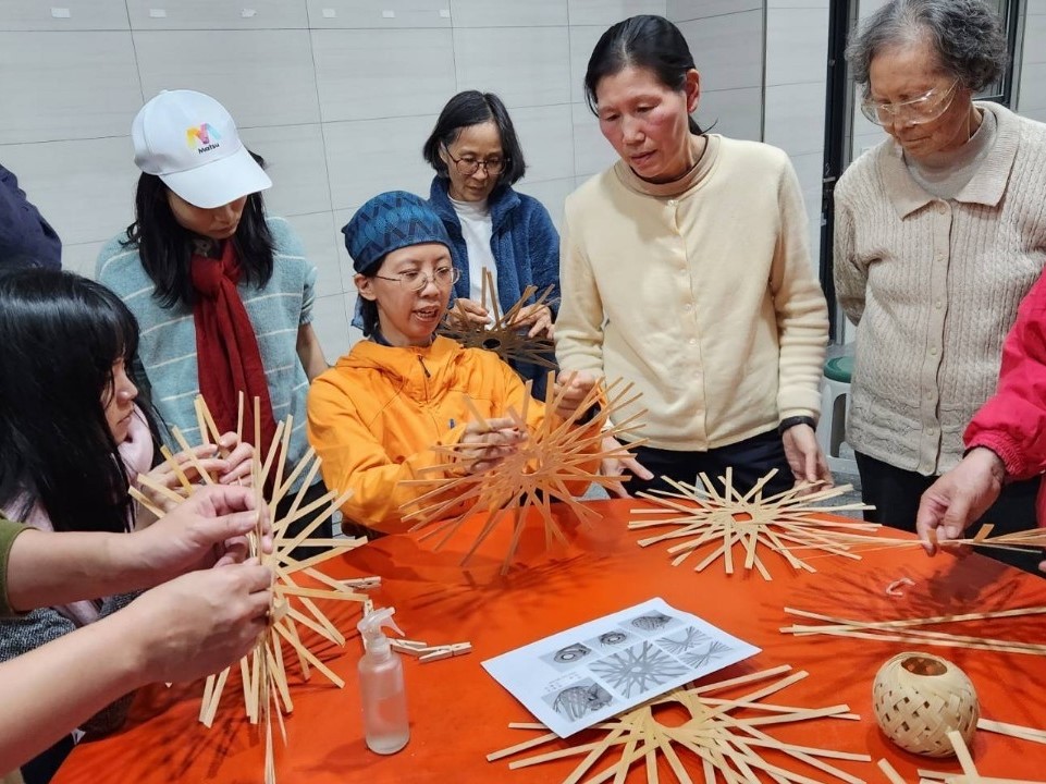 馬祖語合作方案團隊用馬祖語帶領學員體驗先人竹編手藝。(圖/竹美館提供)