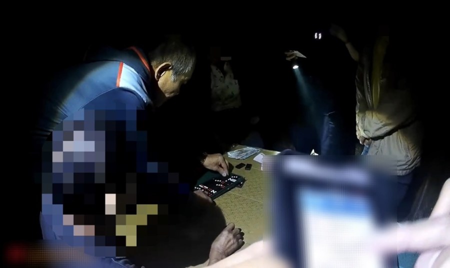 5人藏貨櫃聚賭 社區通報網建功警甕中捉鱉抓天九牌場子 240 cnews204231123a04