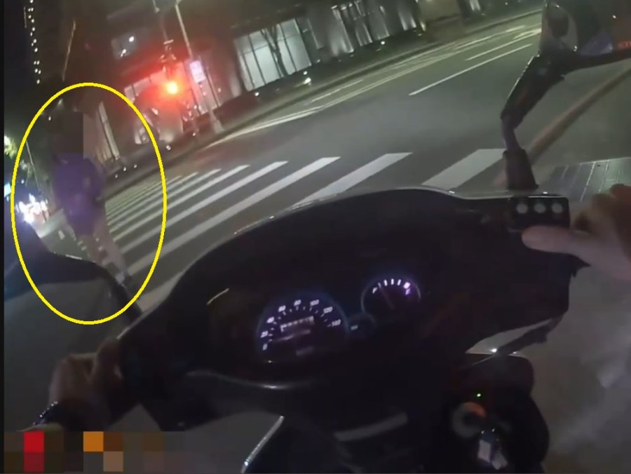 婦人闖紅燈拒檢推擠 涉妨害公務遭壓制在地反控傷害 239 cnews204231123a06