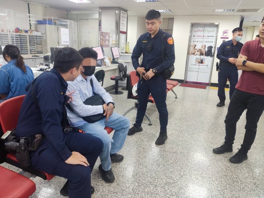 假檢警騙高雄7旬翁匯百萬元 新北警逮詐欺車手及時保住存款 245 cnews204231123a11