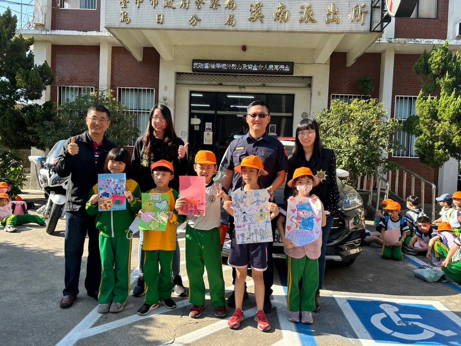 台中市烏日區喀哩國小的90位學童在校長的帶領下，造訪了烏日分局的溪南派出所。(圖/記者江雁武翻攝)