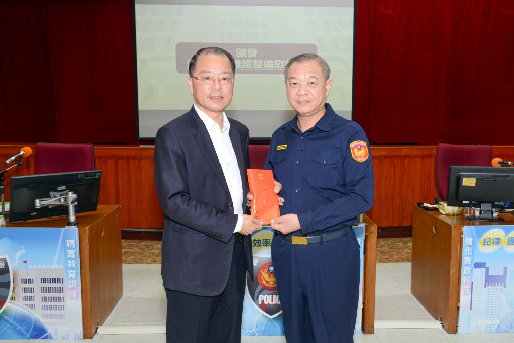 《圖說》警政署長黃明昭頒發警局長廖訓誠破案慰勉金。〈警察局提供〉