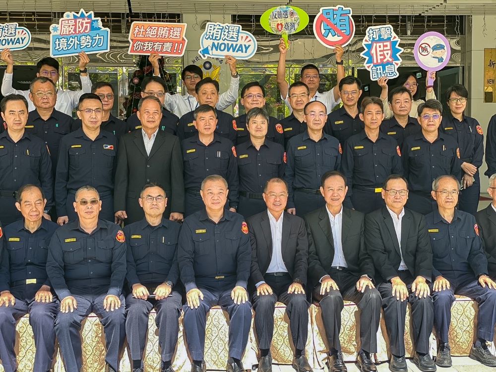 《圖說》新北市警局治安維護及選舉查察工作座談會議黃明昭與同仁合影。〈警察局提供〉