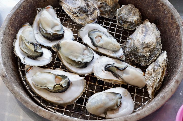 東石超人氣的美食「烤蚵」。 圖:嘉義縣文化觀光局/提供