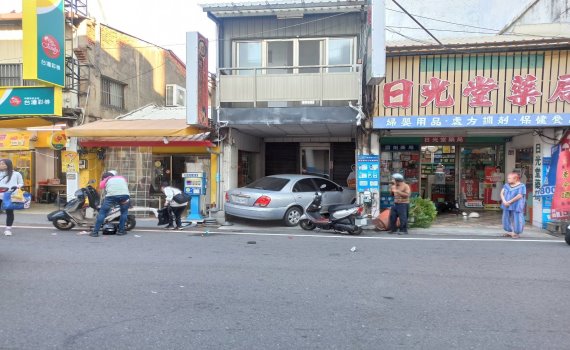 彰化市和平路驚傳暴衝事故!轎車撞倒7機車、行人受傷