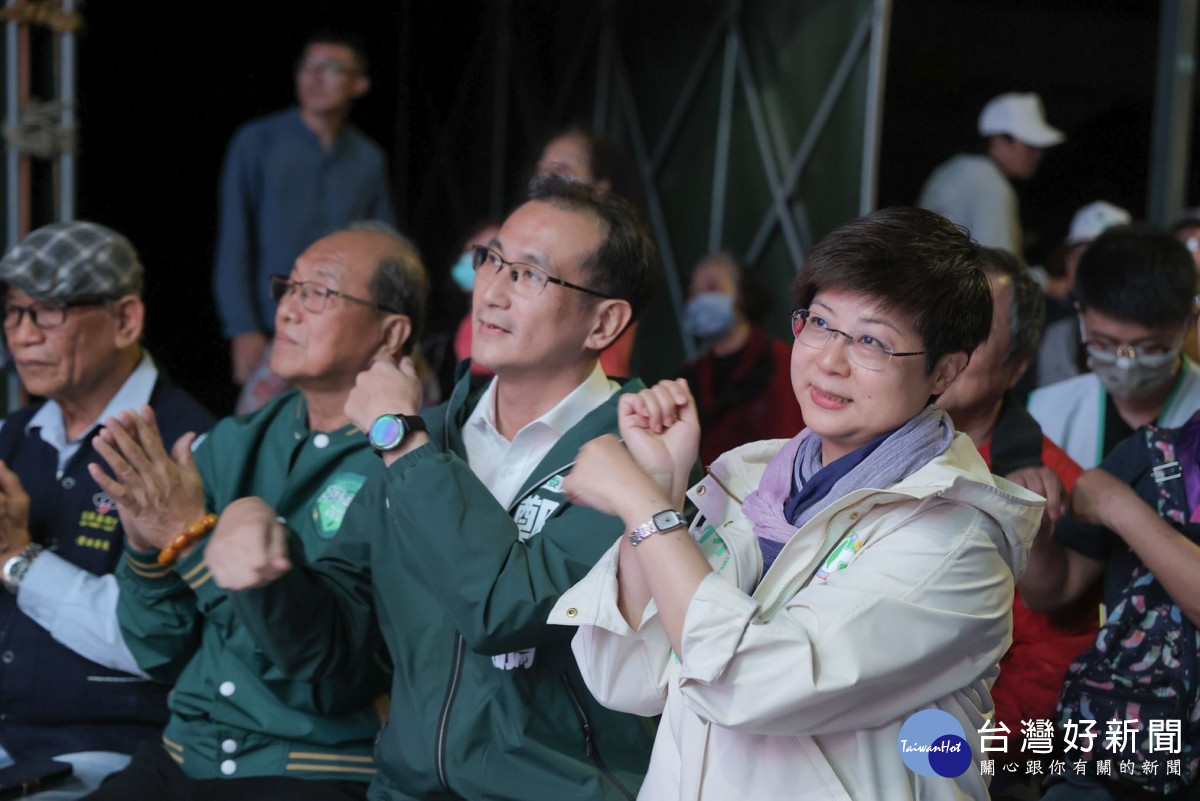 立法委員鄭運鵬為林志潔熱情助講。