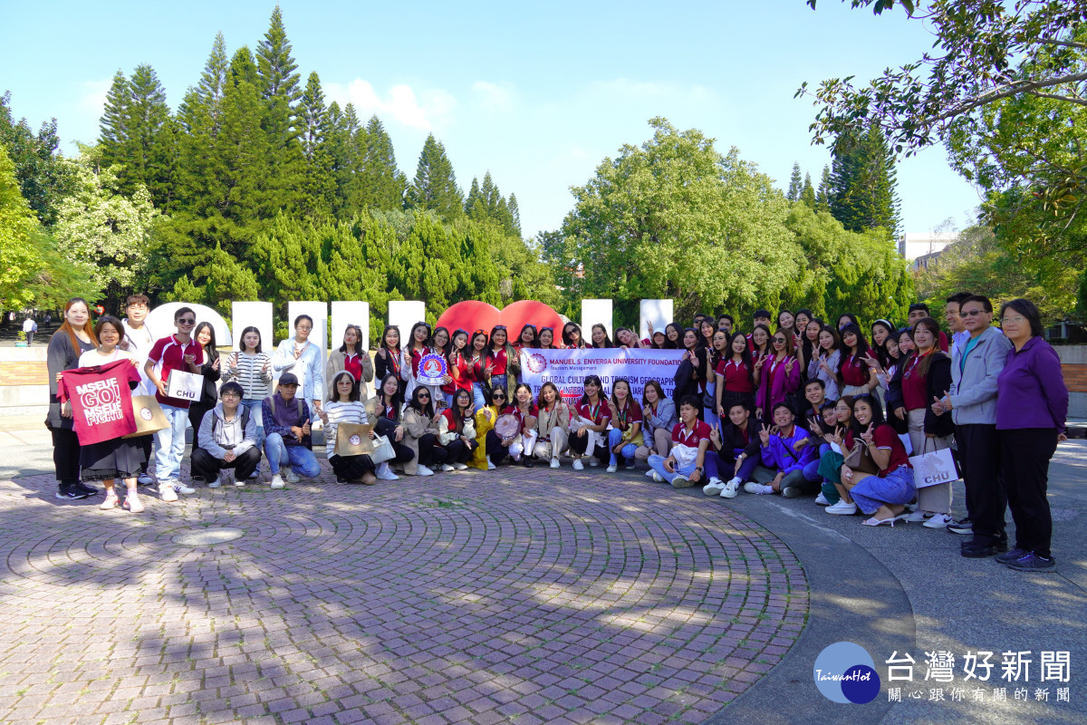 菲律賓曼努埃爾·恩維爾加大學基金會(Manuel S. Enverga University Foundation)與華大師生。