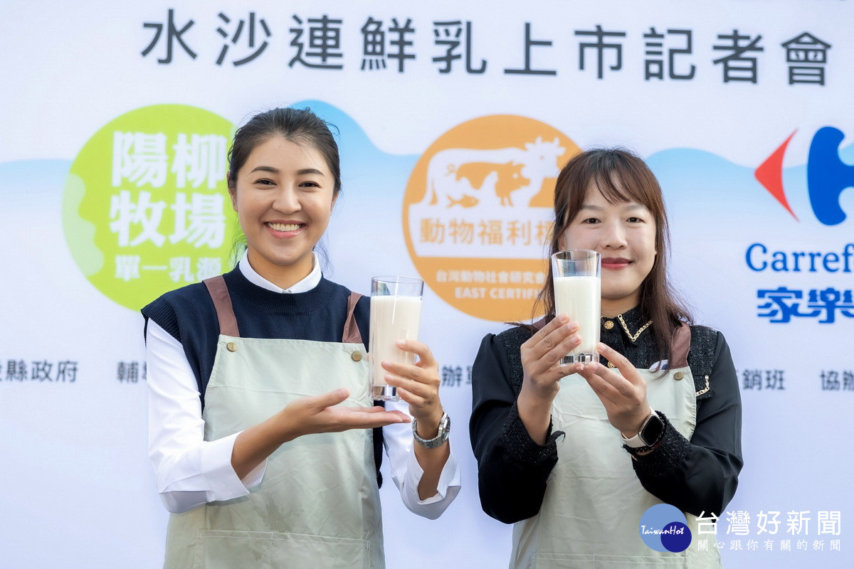 許縣長與戴經理代言水沙連鮮乳。(縣府提供)