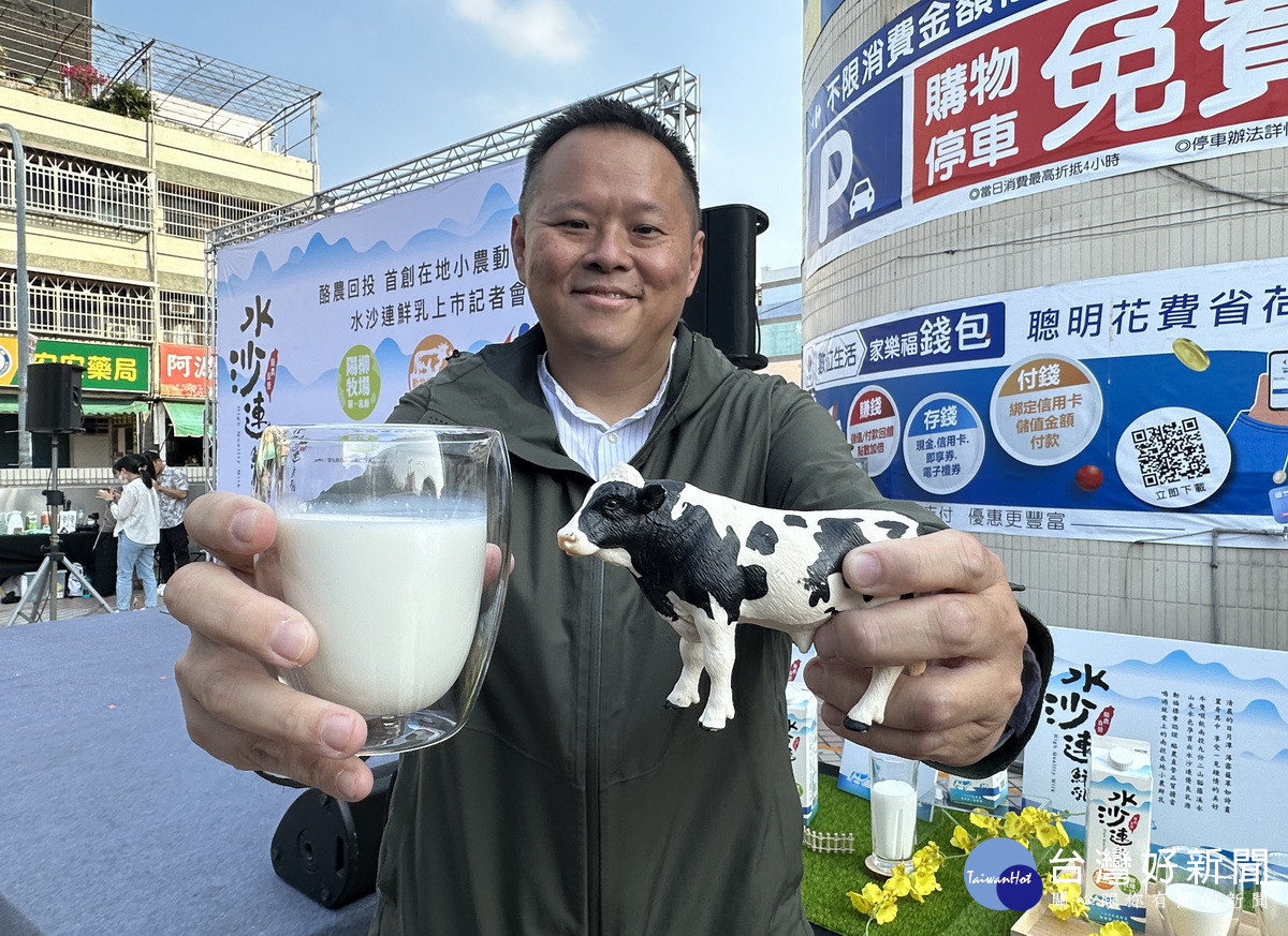 洪嘉偉以友善環境孕育鮮乳。(記者扶小萍攝)