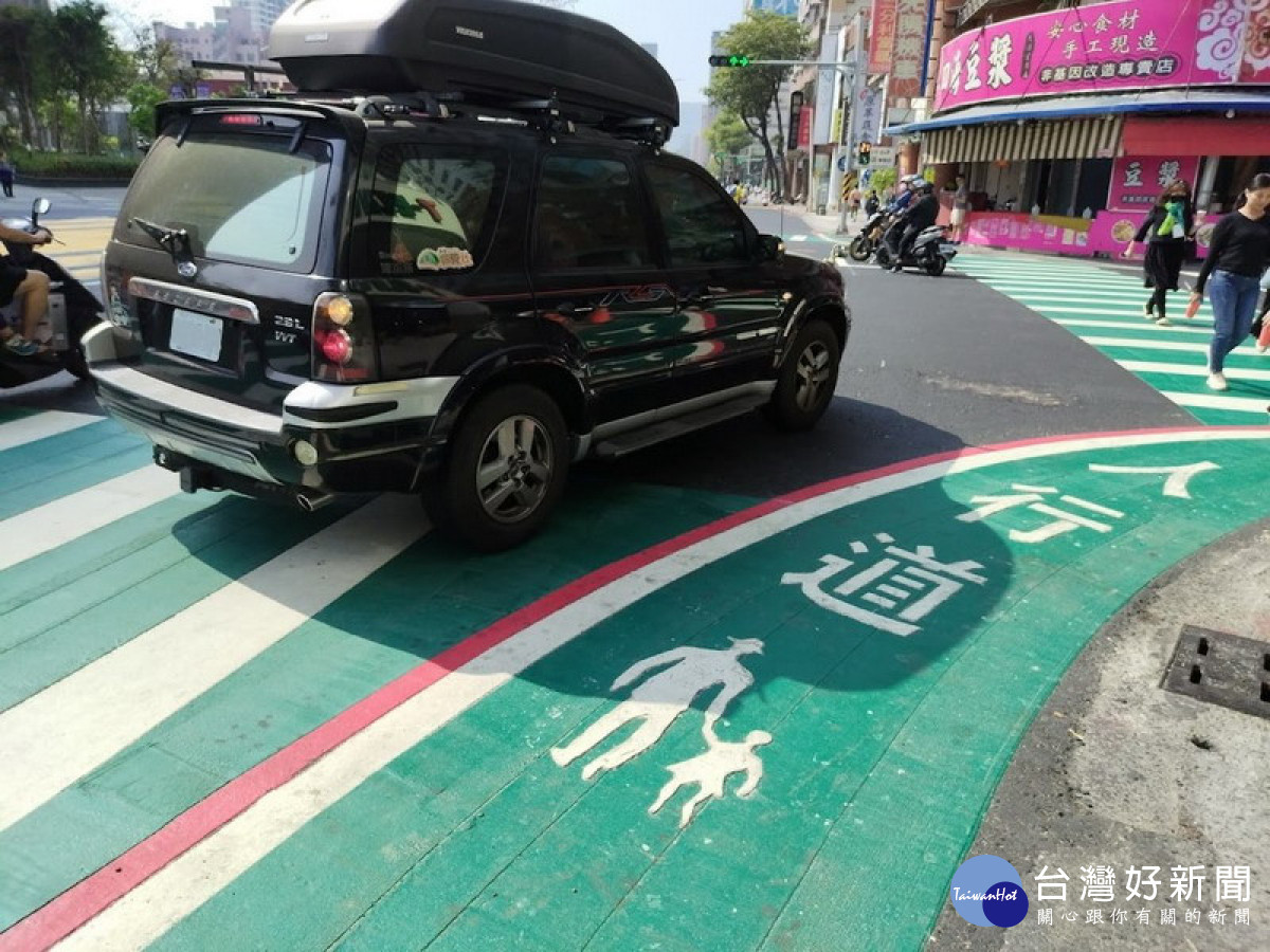 ▲高市交通局為提升市民的友善步行環境，在輕軌沿線增設醒目的綠色行穿線及標線型人行道。