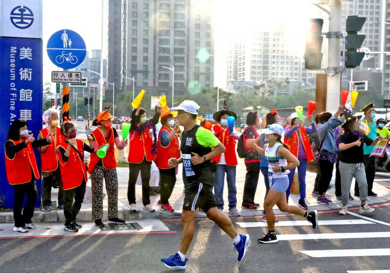 ▲2023年高雄富邦馬拉松26日鳴槍開跑，賽事沿線交通管制。