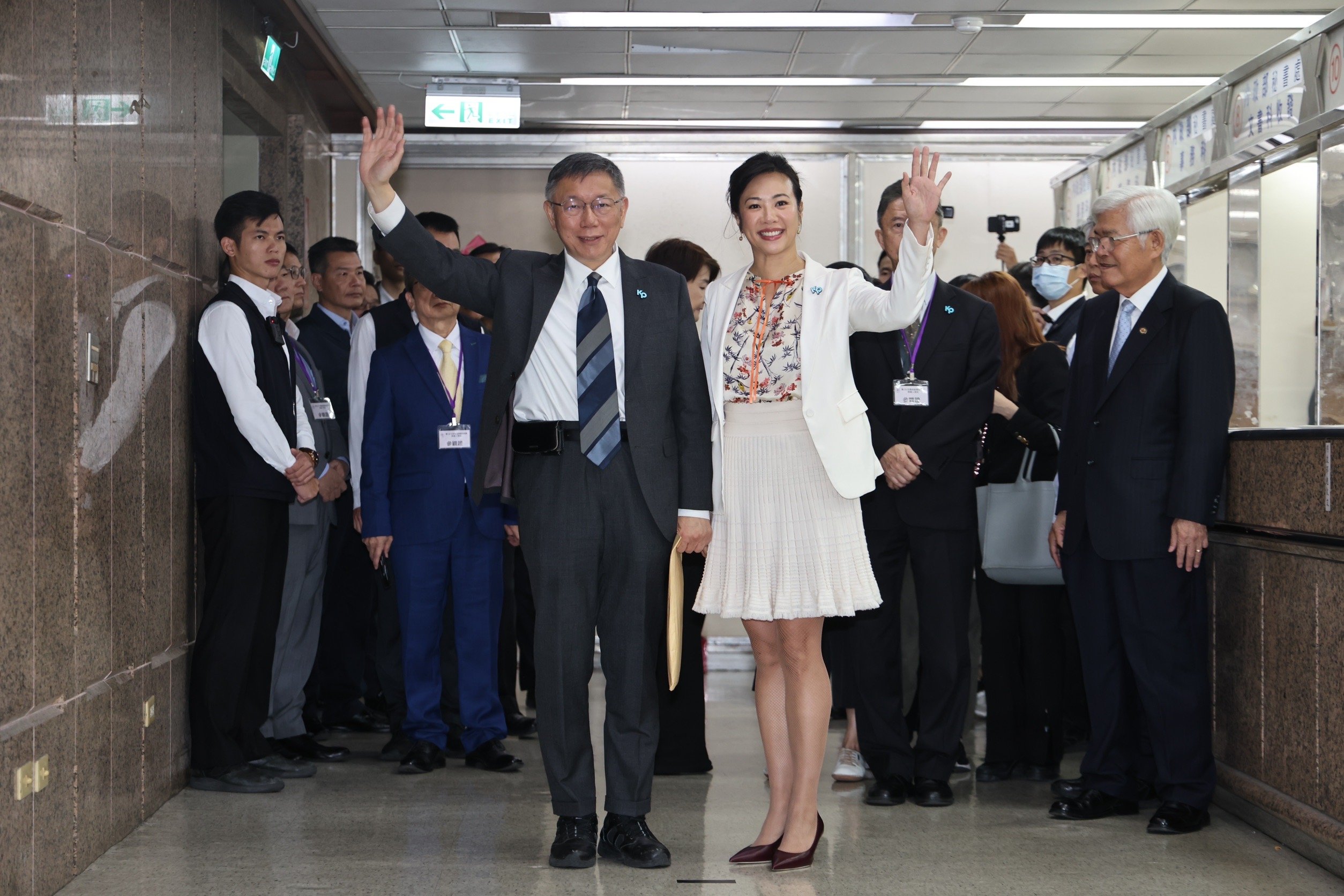 柯文哲與副手吳欣盈24日上午到中選會登記參選2024總統大選。林啟弘攝