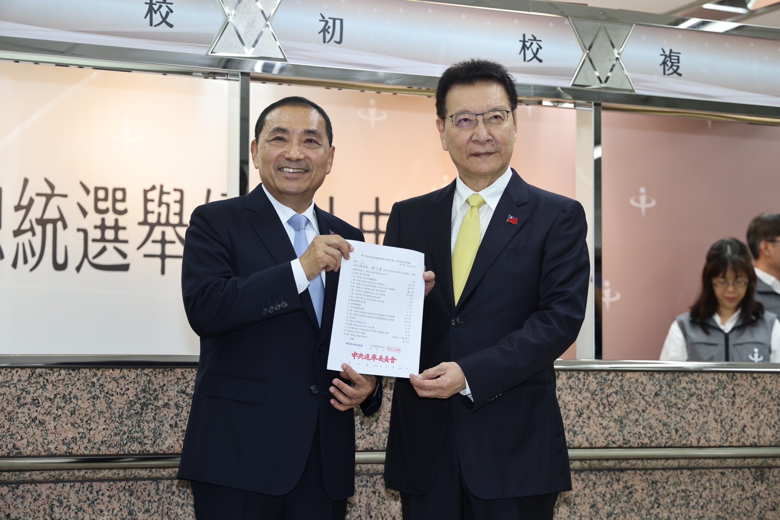國民黨總統候選人侯友宜與資深媒體人趙少康組成「侯康配」24日登記參選。林啟弘攝