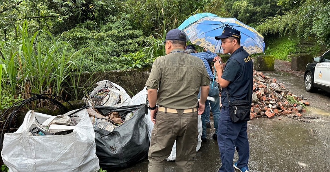 烏來山區遭棄置廢棄物       林警合作逮不肖業者送辦