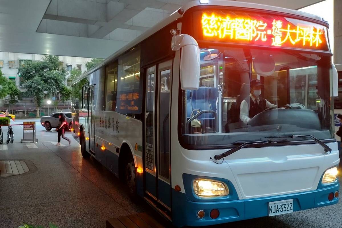 11月23日,巴士正式發車接駁來院民眾。
