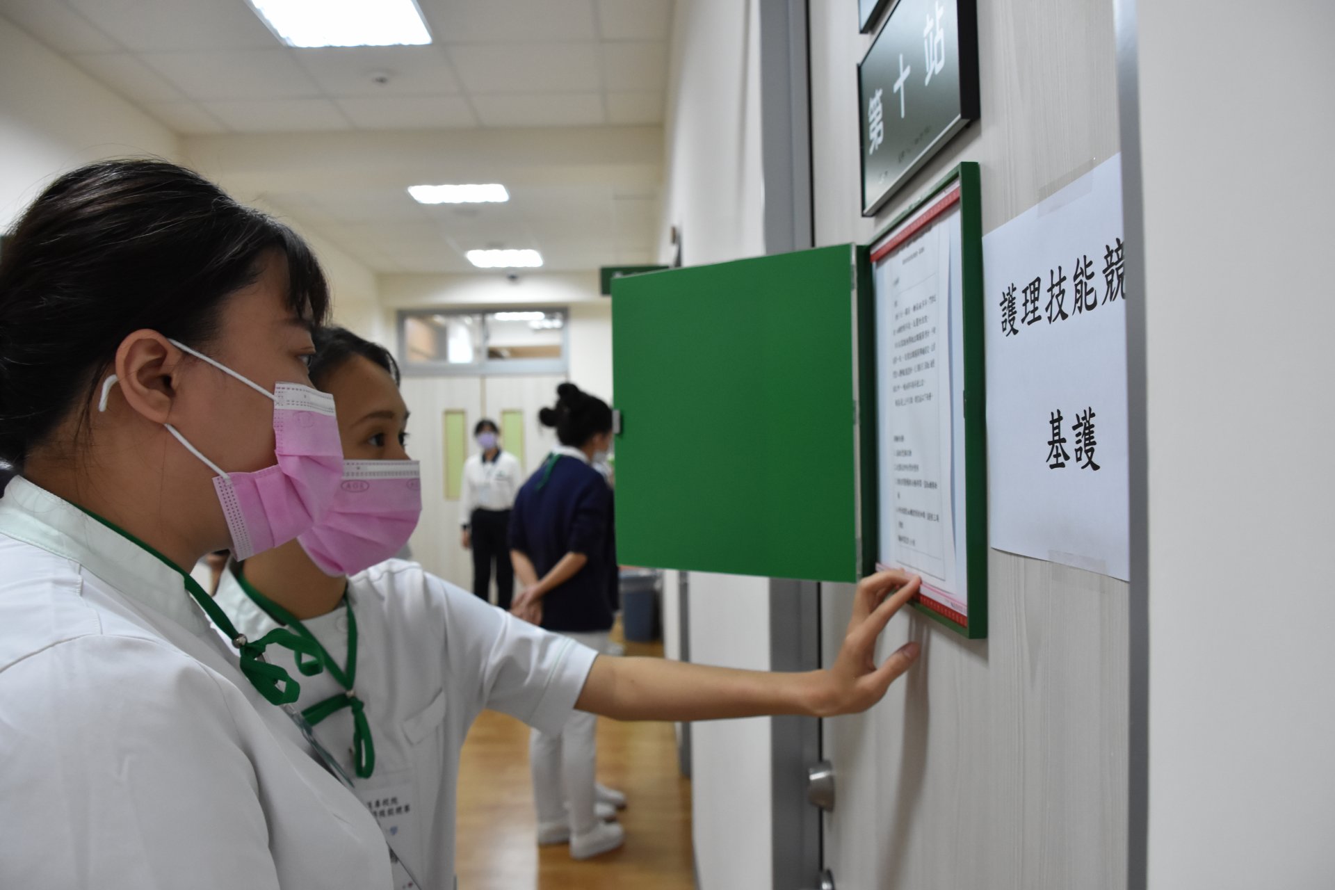 參賽隊伍只有60秒的時間讀完病歷和醫囑,就得進入病房,面對考官和標準化病人。