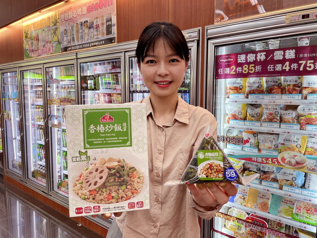 萊爾富響應國際素食日,推出夾心三角飯糰杏鮑菇筍丁與香椿炒飯便當,讓茹素民眾走進超商就能便利輕鬆買
