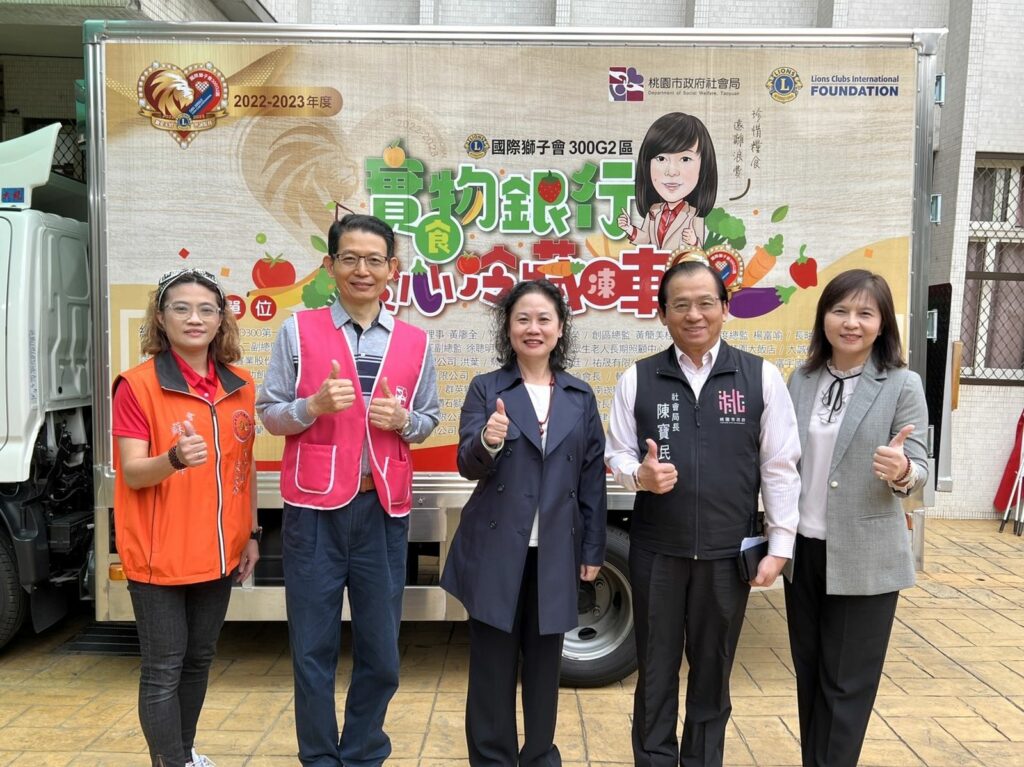 左一家長會蘇會長、左二安得烈羅紹和執行長、中間桃園市賴淑華副祕書長、右二陳寶民