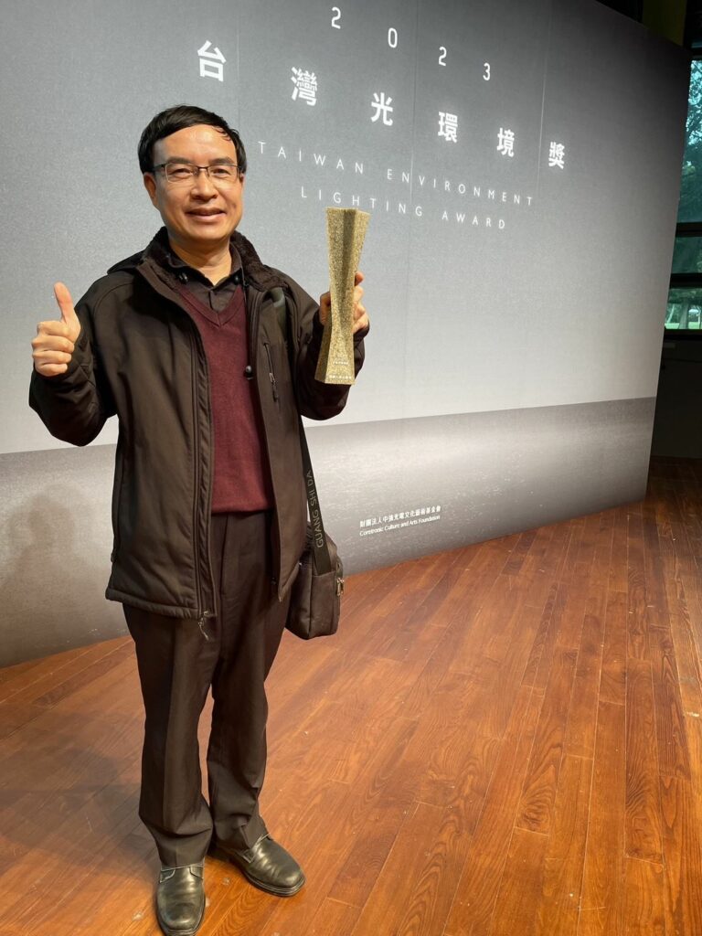 交通處副處長駱際方代表領獎