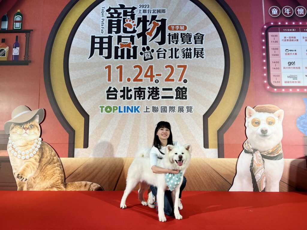 立法委員高嘉瑜驚喜現身台北寵物展,不僅攜秋田犬Kagura進行萌寵走秀,也為毛孩權益發聲