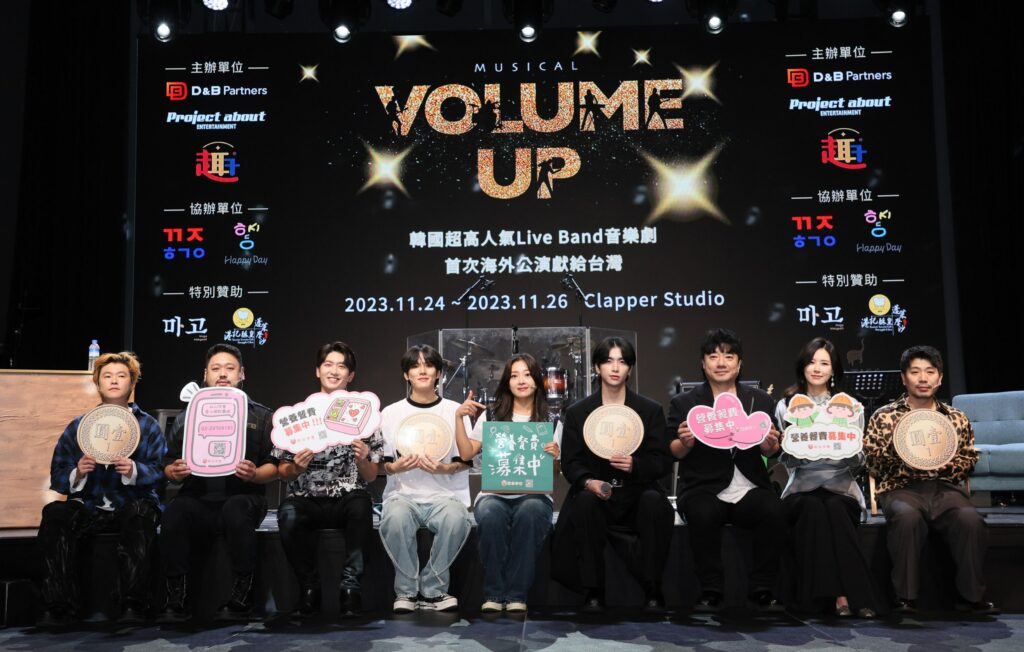 由左至右-姜民錫、金聖洙、政模、李歡喜、 孫YE SEUL、李東烈、裵啟成、蔡詩賢、趙勳-