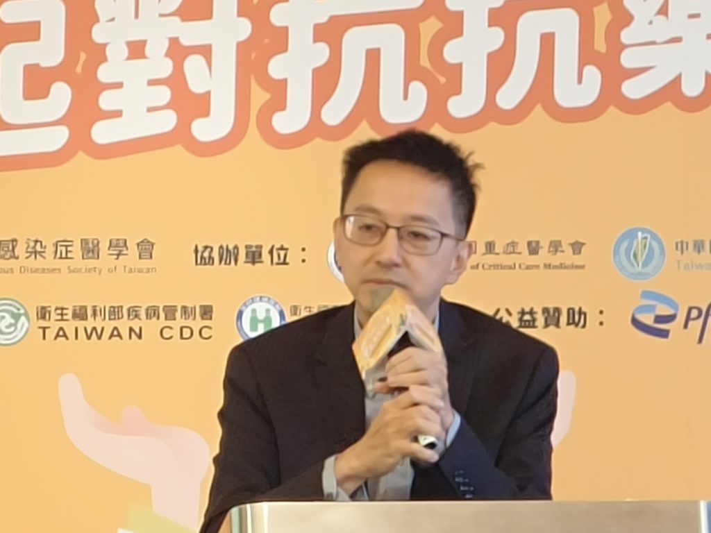 衛福部疾管署署長羅一鈞召集食藥署及農業部跨部會共同研擬五年期國家計畫,預計113年(2025)起針對醫療用、動物用及抗生素相關產品,從更多角度做合理使用及管理。(攝影/蔡昀臻拍攝)